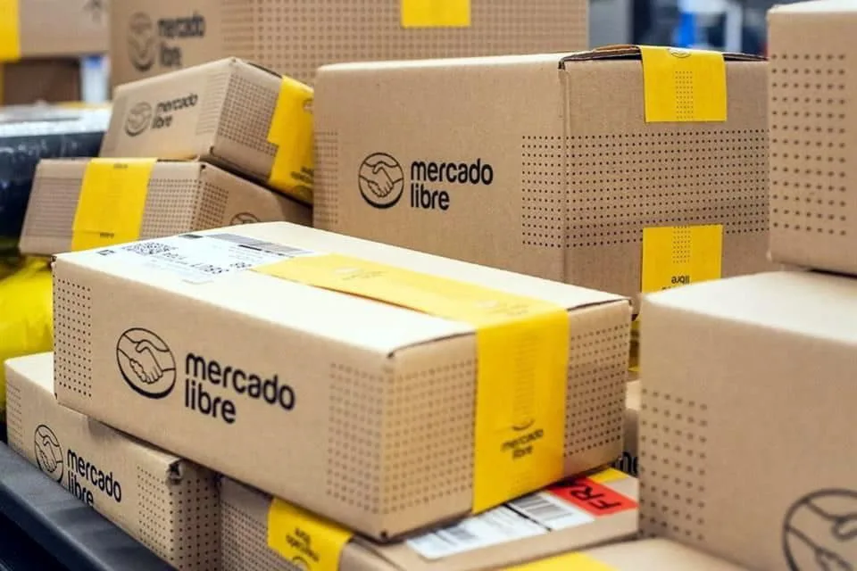Paquetes de Mercado Libre listos para envío en un centro de distribución